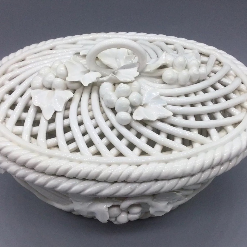 Made in Italy Ornate Belleek Style Glazed Ceramic Candy/Bathroom Box/Trinket Lid